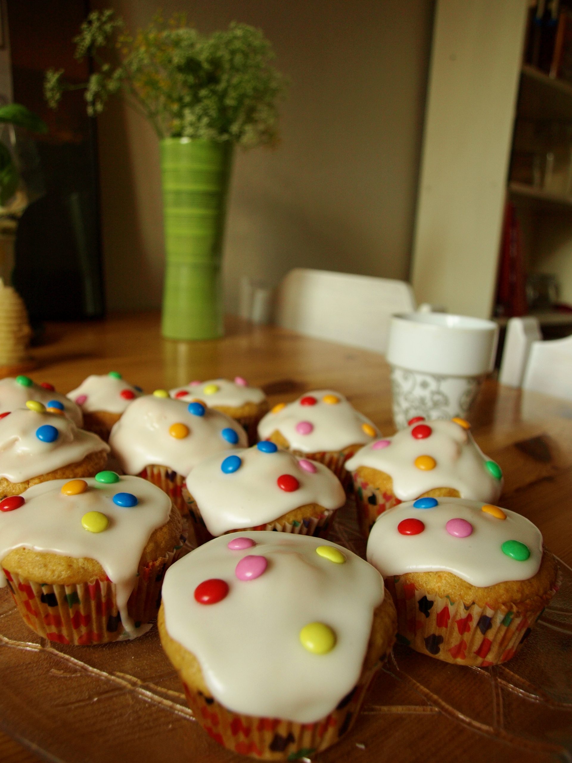 Glutenfria morotsmuffins med limeglasyr