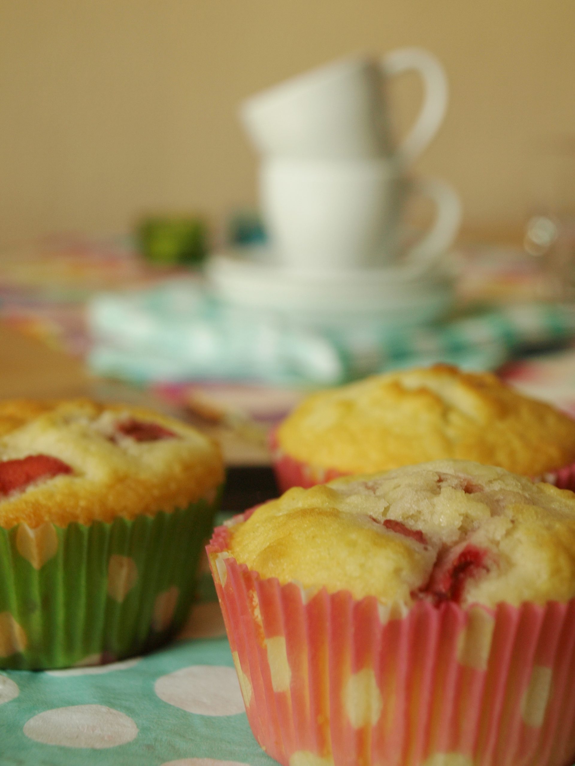 Glutenfria jordgubbs- och rabarbermuffins
