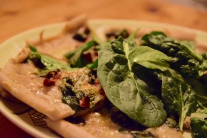 Glutenfri pizza med spenat och mozzarella