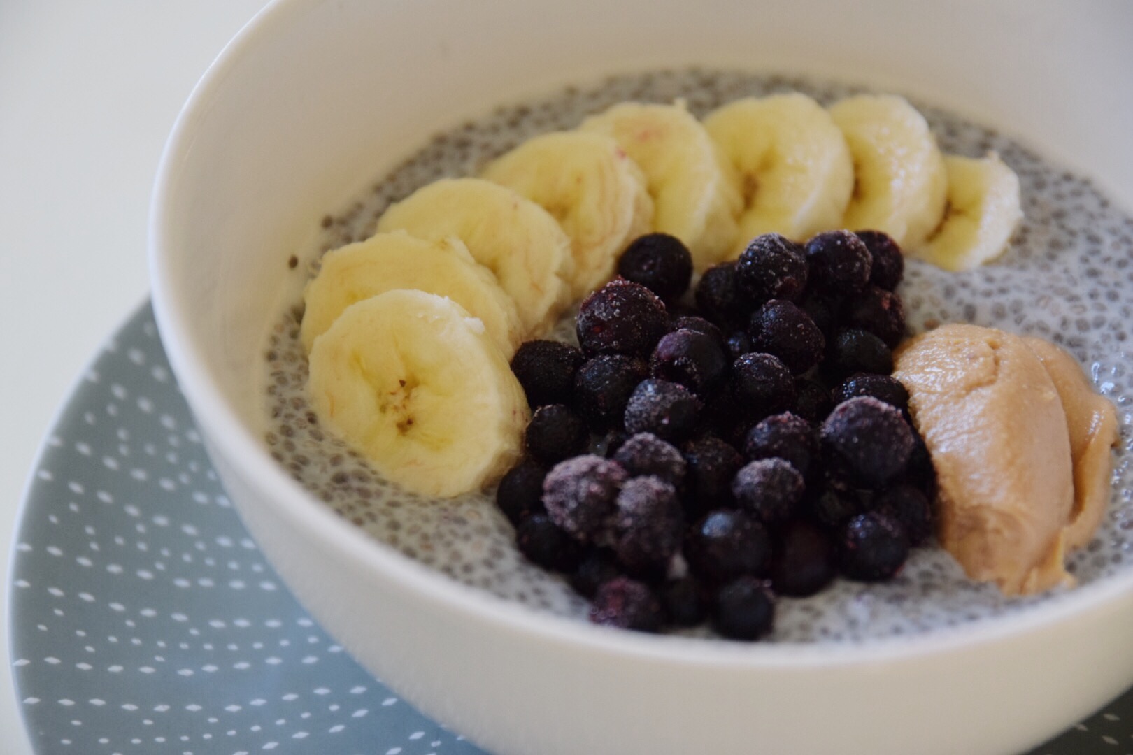 Chiapudding med jordnötssmör, banan och blåbär