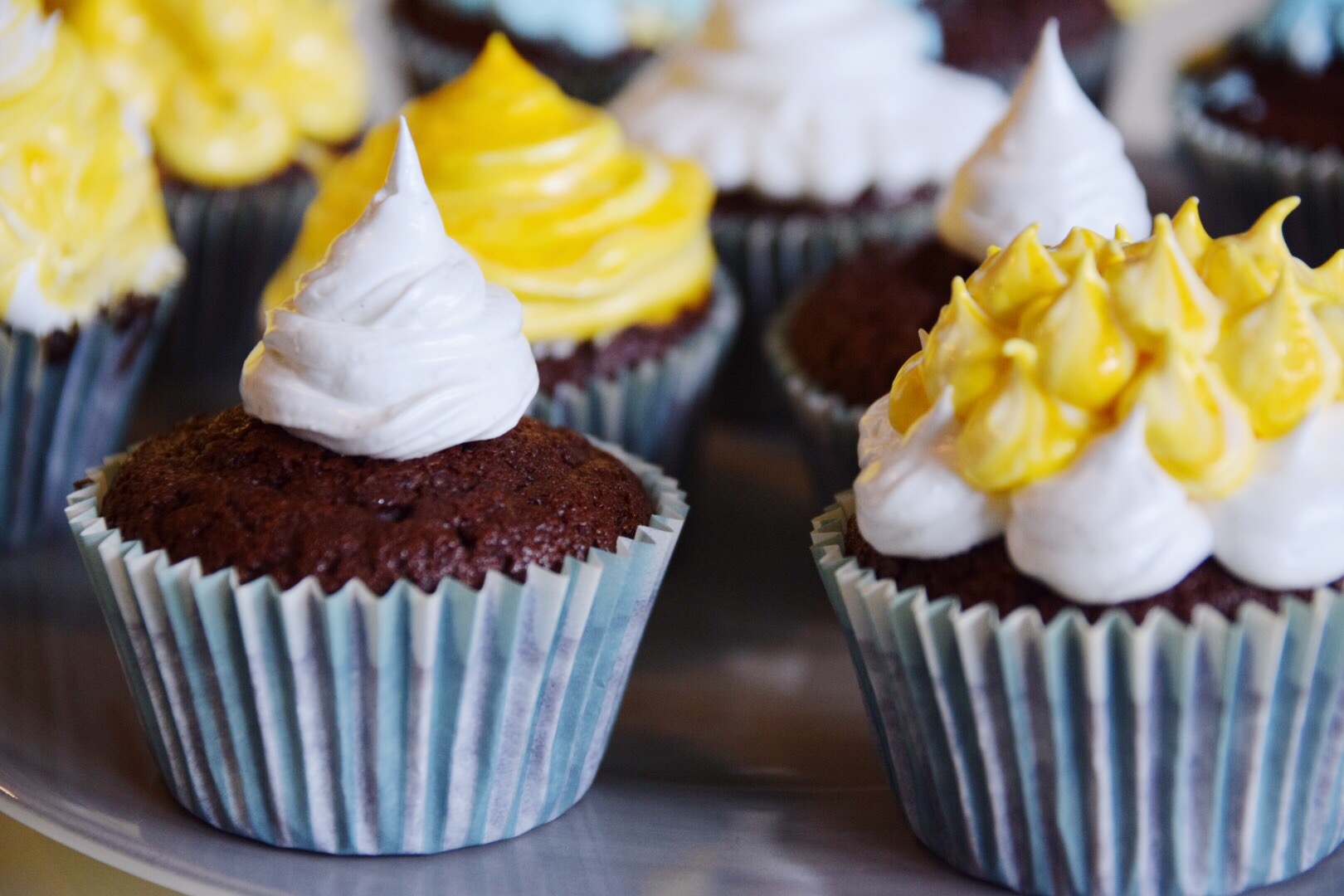 Gluten- och mjölkfri chokladmuffins med marängfluff