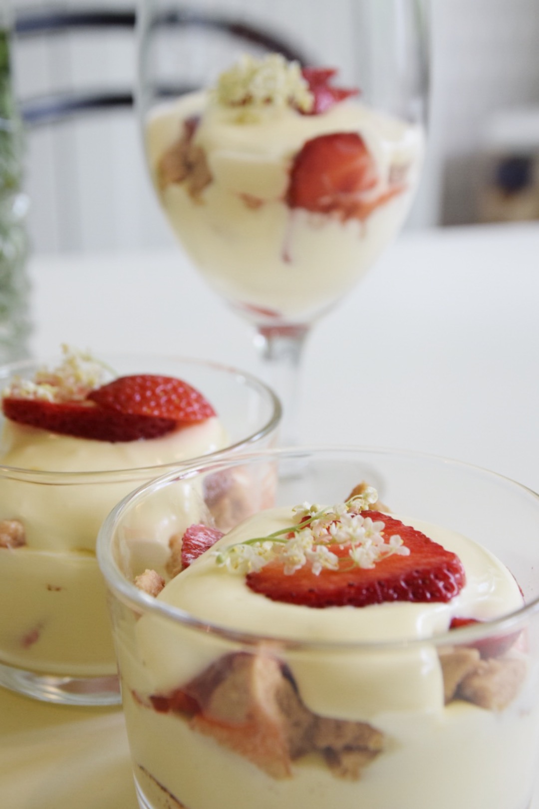 Jordgubbs- och flädertiramisu