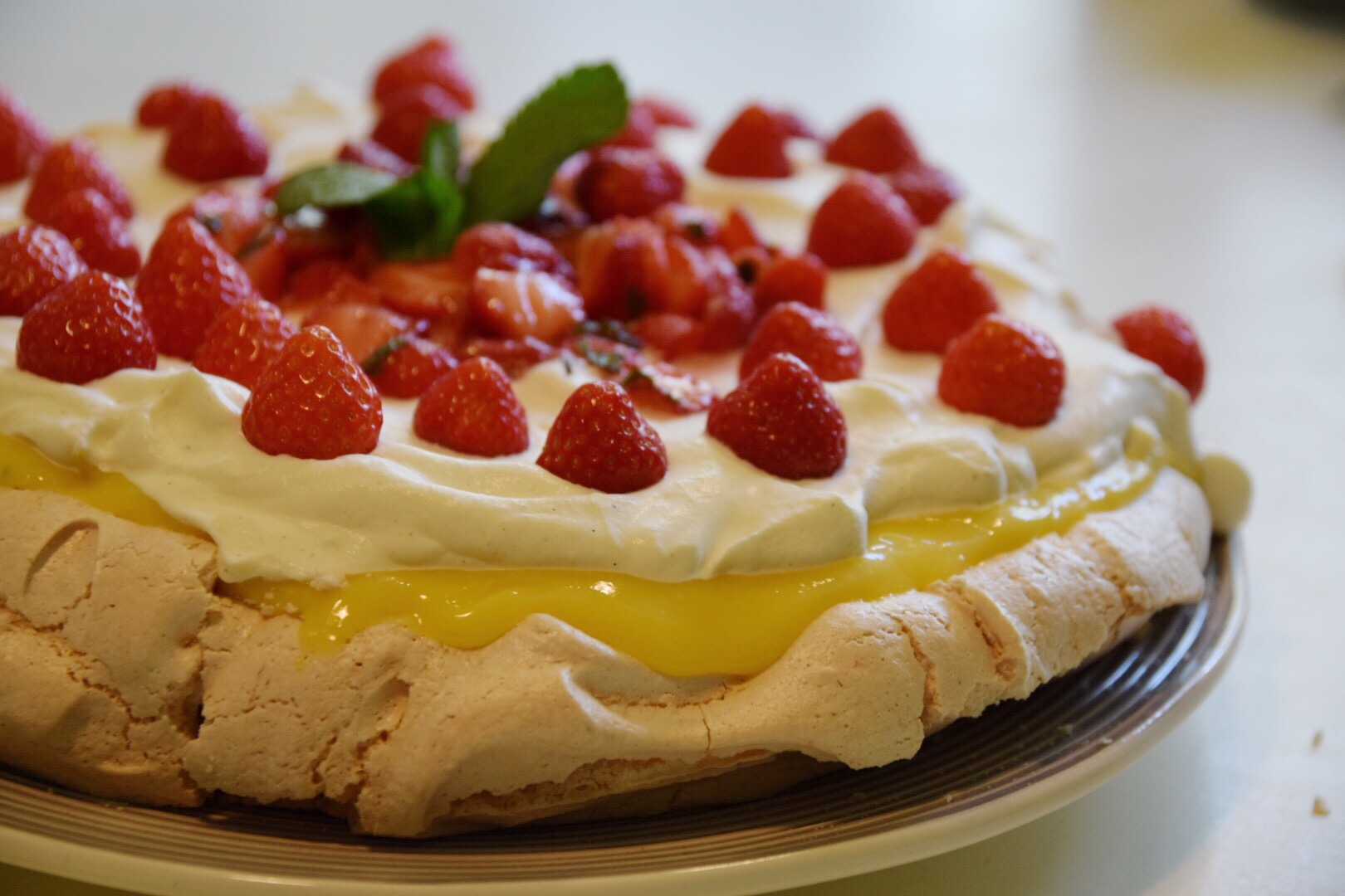 Pavlova med lime, jordgubbar och mynta