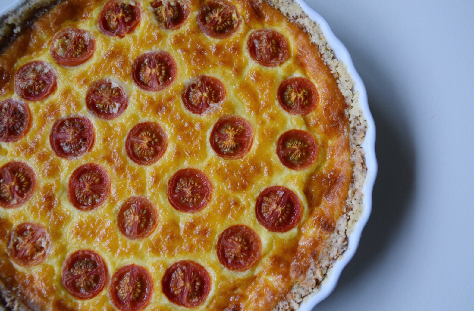 Glutenfri cheddarpaj med körsbärstomater