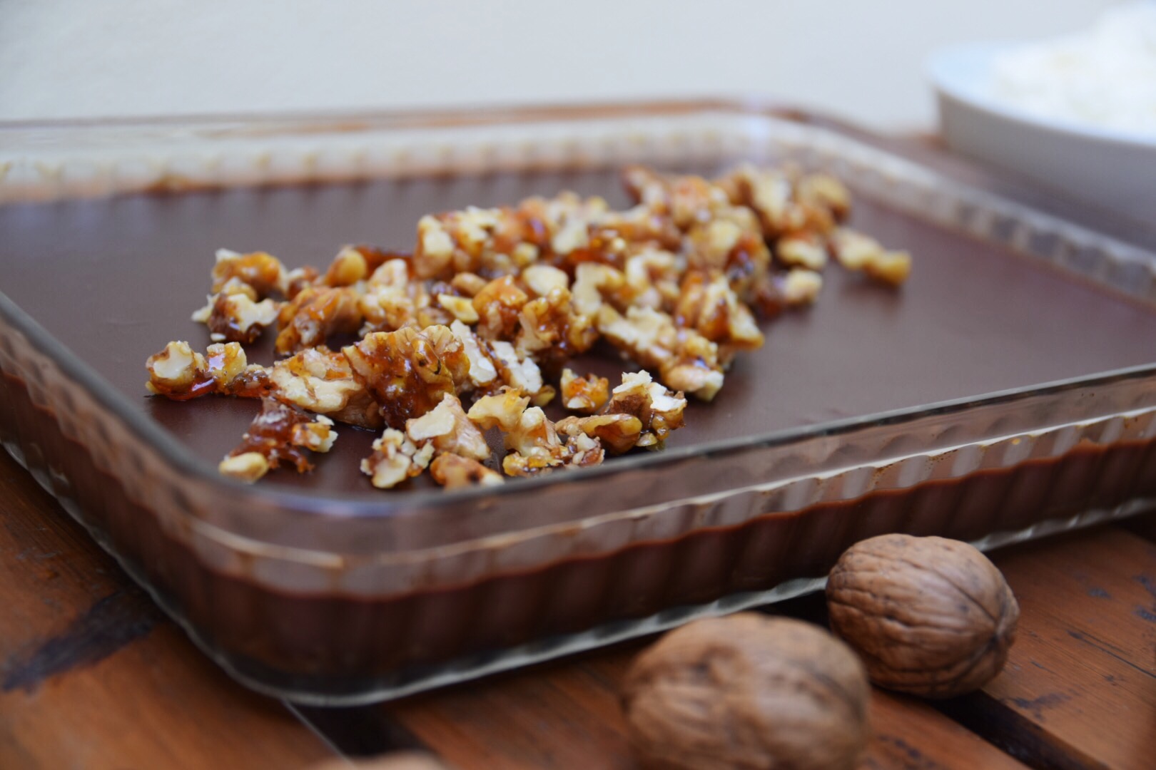Chokladtryffelpaj med pepparkaksbotten och kanderade valnötter